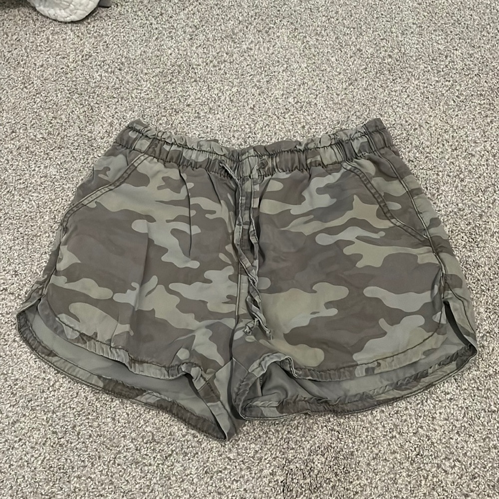American Eagle camo shorts size small